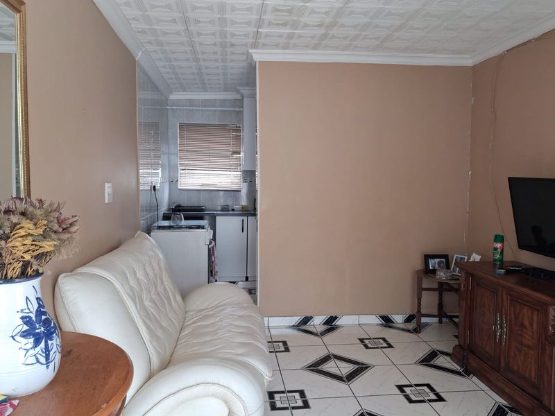 Spacious 1 bedroom garden flat in Sunnyridge - on shared property - Photo 5