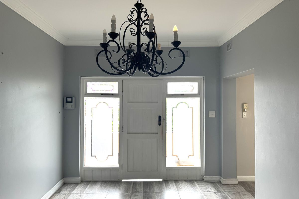 4 Bedroom House for Sale in Scottburgh South - Photo 2