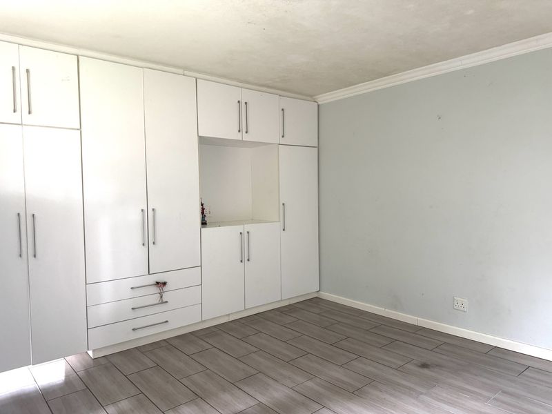 4 Bedroom House for Sale in Scottburgh South - Photo 8