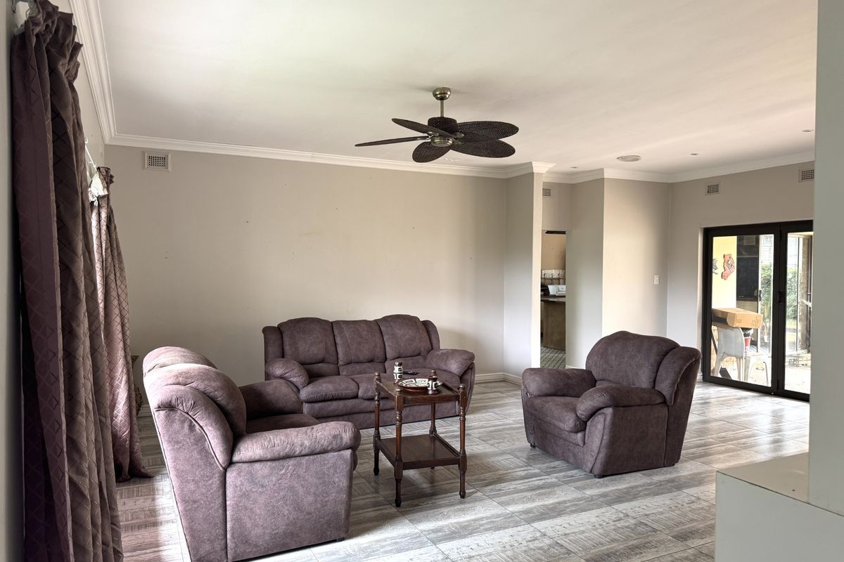 4 Bedroom House for Sale in Scottburgh South - Photo 4