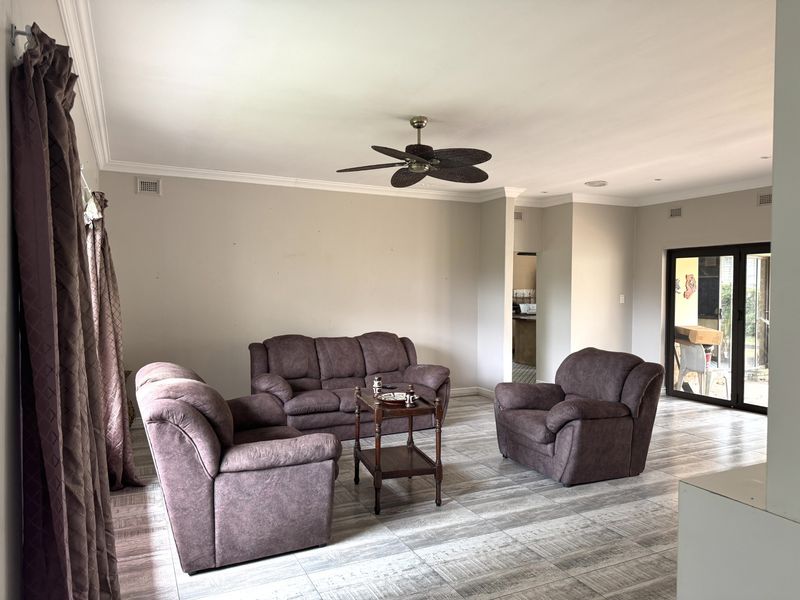 4 Bedroom House for Sale in Scottburgh South - Photo 4