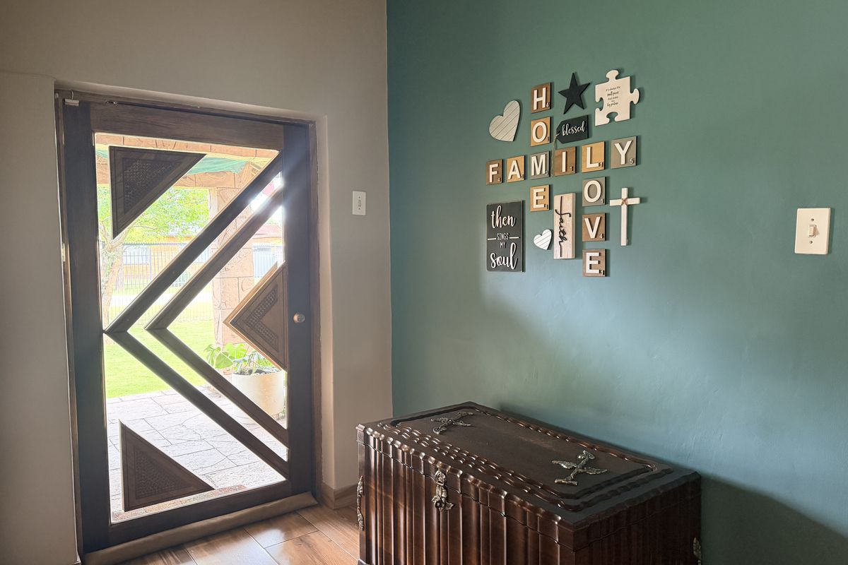 Stylish Family Home with Heated Pool – Walk to Schools & Shops - Photo 4