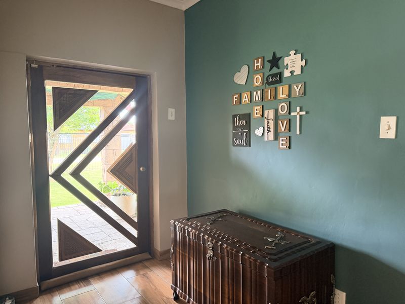 Stylish Family Home with Heated Pool – Walk to Schools & Shops - Photo 4