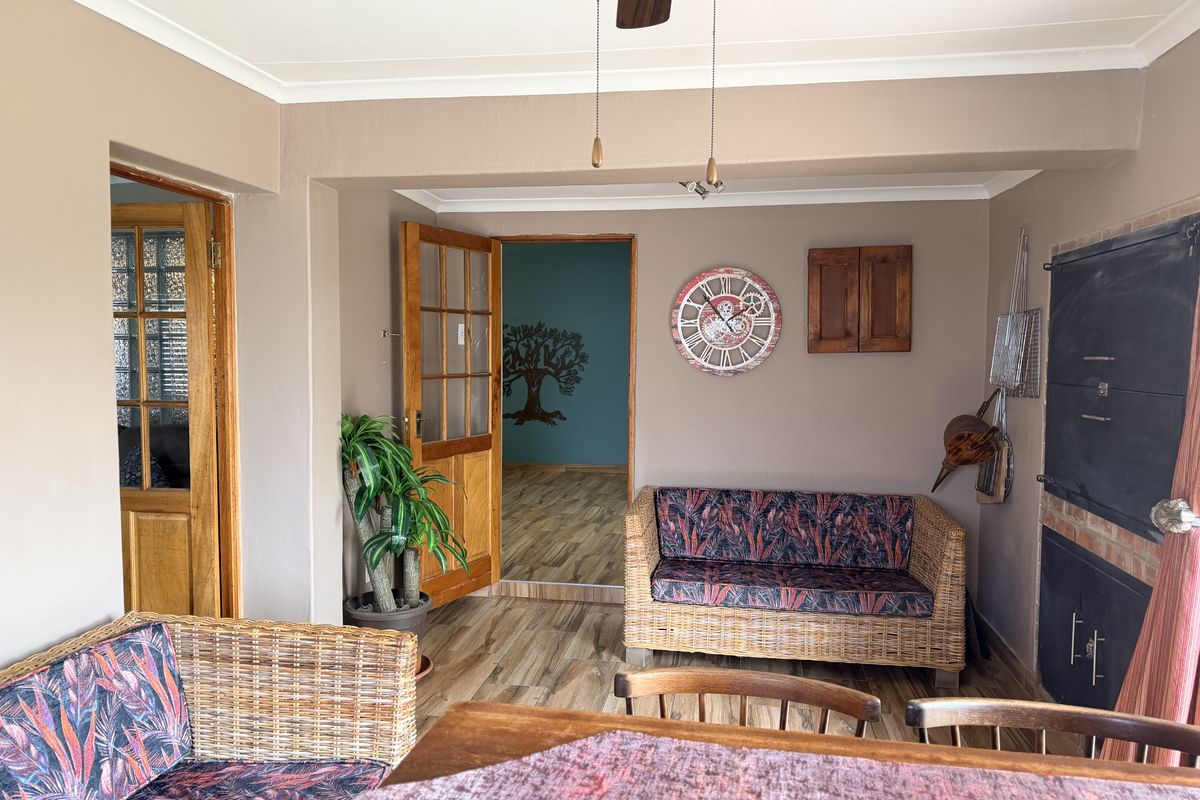 Stylish Family Home with Heated Pool – Walk to Schools & Shops - Photo 5