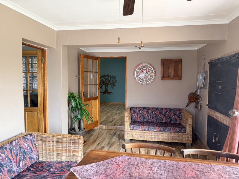 Stylish Family Home with Heated Pool – Walk to Schools & Shops - Photo 5