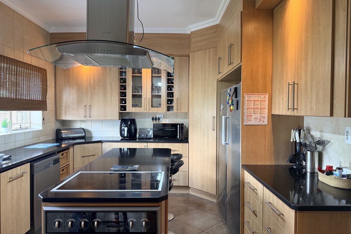 Stylish Family Home with Heated Pool – Walk to Schools & Shops - Photo 2