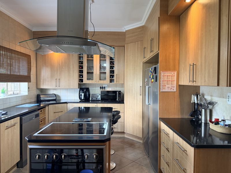 Stylish Family Home with Heated Pool – Walk to Schools & Shops - Photo 2