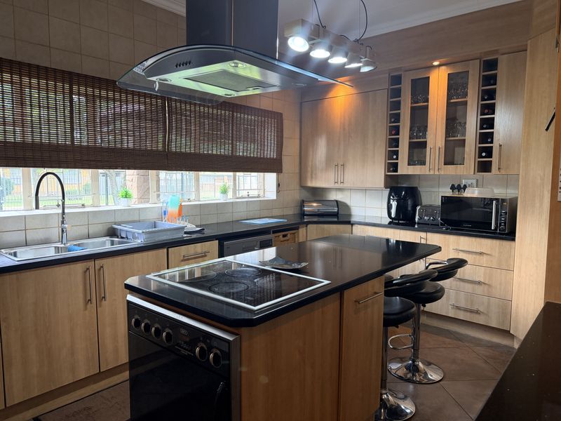 Stylish Family Home with Heated Pool – Walk to Schools & Shops - Photo 10