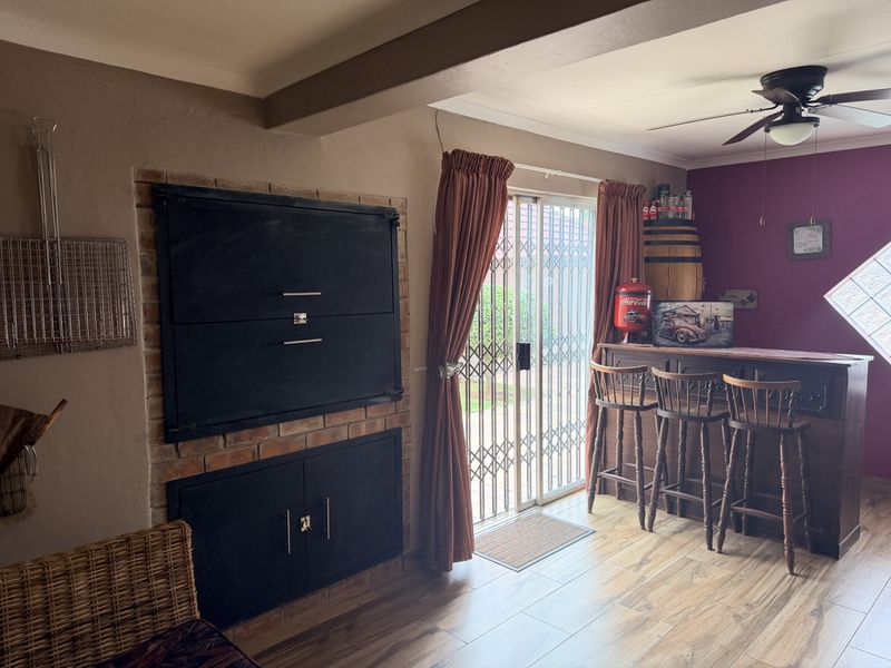 Stylish Family Home with Heated Pool – Walk to Schools & Shops - Photo 9