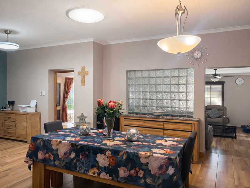 Stylish Family Home with Heated Pool – Walk to Schools & Shops - Photo 6