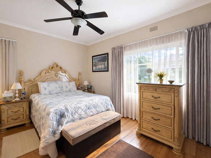 Stylish Family Home with Heated Pool – Walk to Schools & Shops - Photo 3