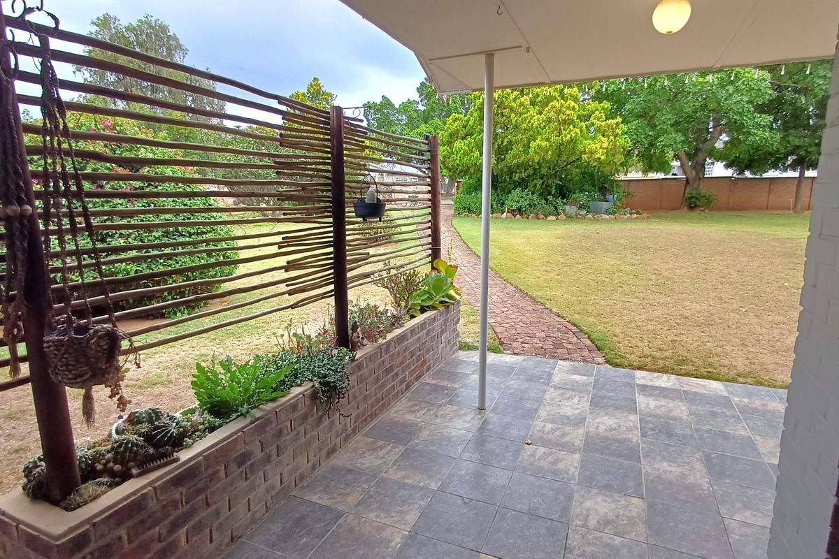 Large Family Home for sale in Vanes Estate, Uitenhage. - Photo 4