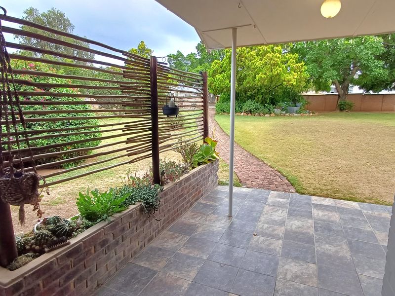 Large Family Home for sale in Vanes Estate, Uitenhage. - Photo 4