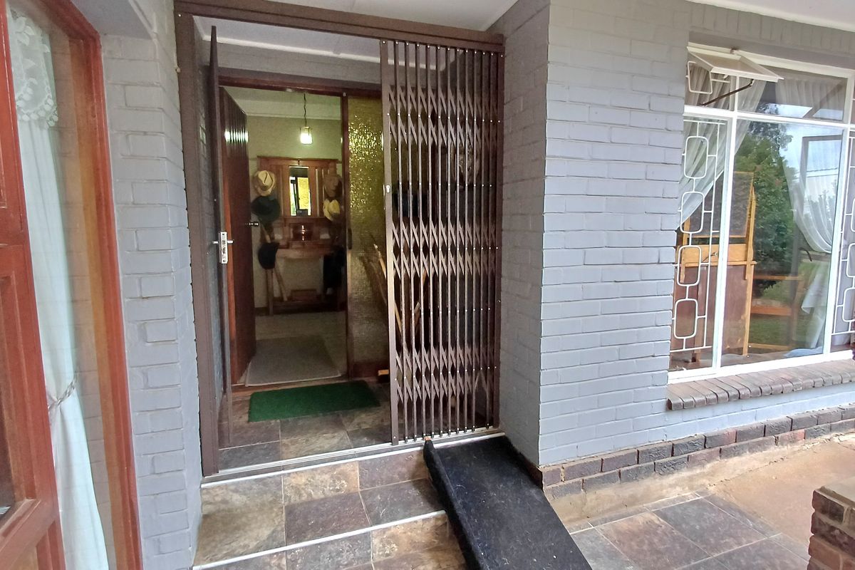 Large Family Home for sale in Vanes Estate, Uitenhage. - Photo 5