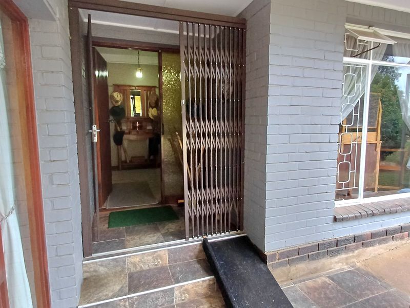 Large Family Home for sale in Vanes Estate, Uitenhage. - Photo 5