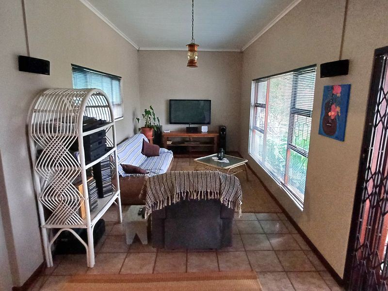 Large Family Home for sale in Vanes Estate, Uitenhage. - Photo 9