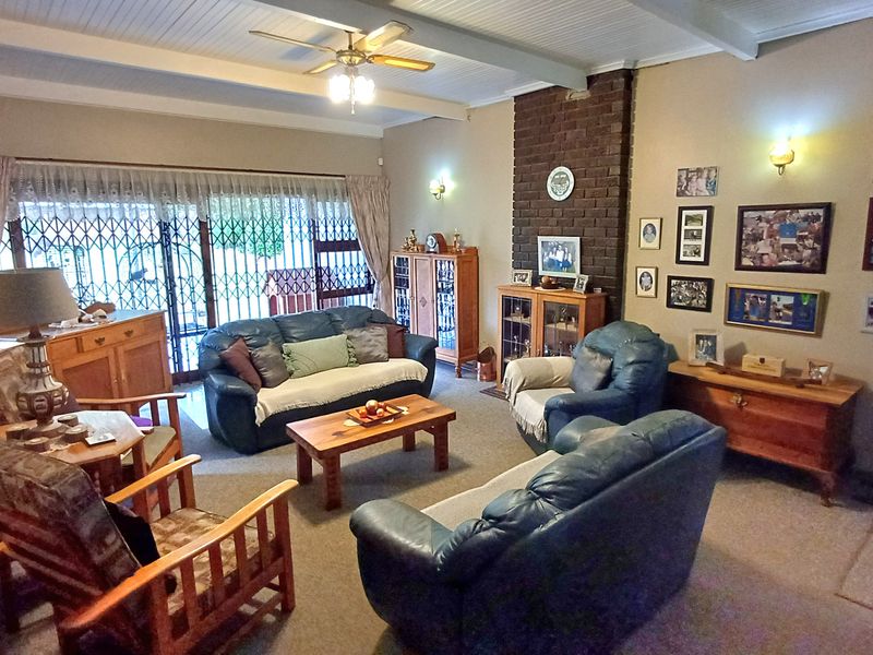 Large Family Home for sale in Vanes Estate, Uitenhage. - Photo 8