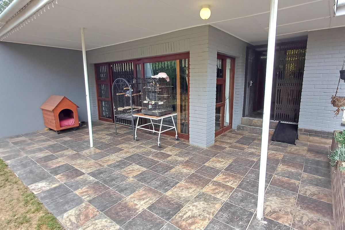 Large Family Home for sale in Vanes Estate, Uitenhage. - Photo 3