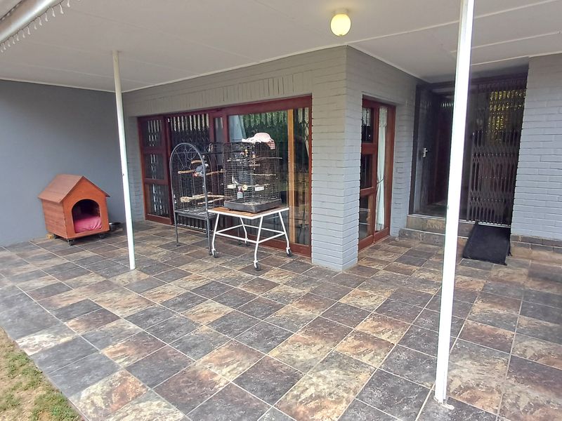 Large Family Home for sale in Vanes Estate, Uitenhage. - Photo 3