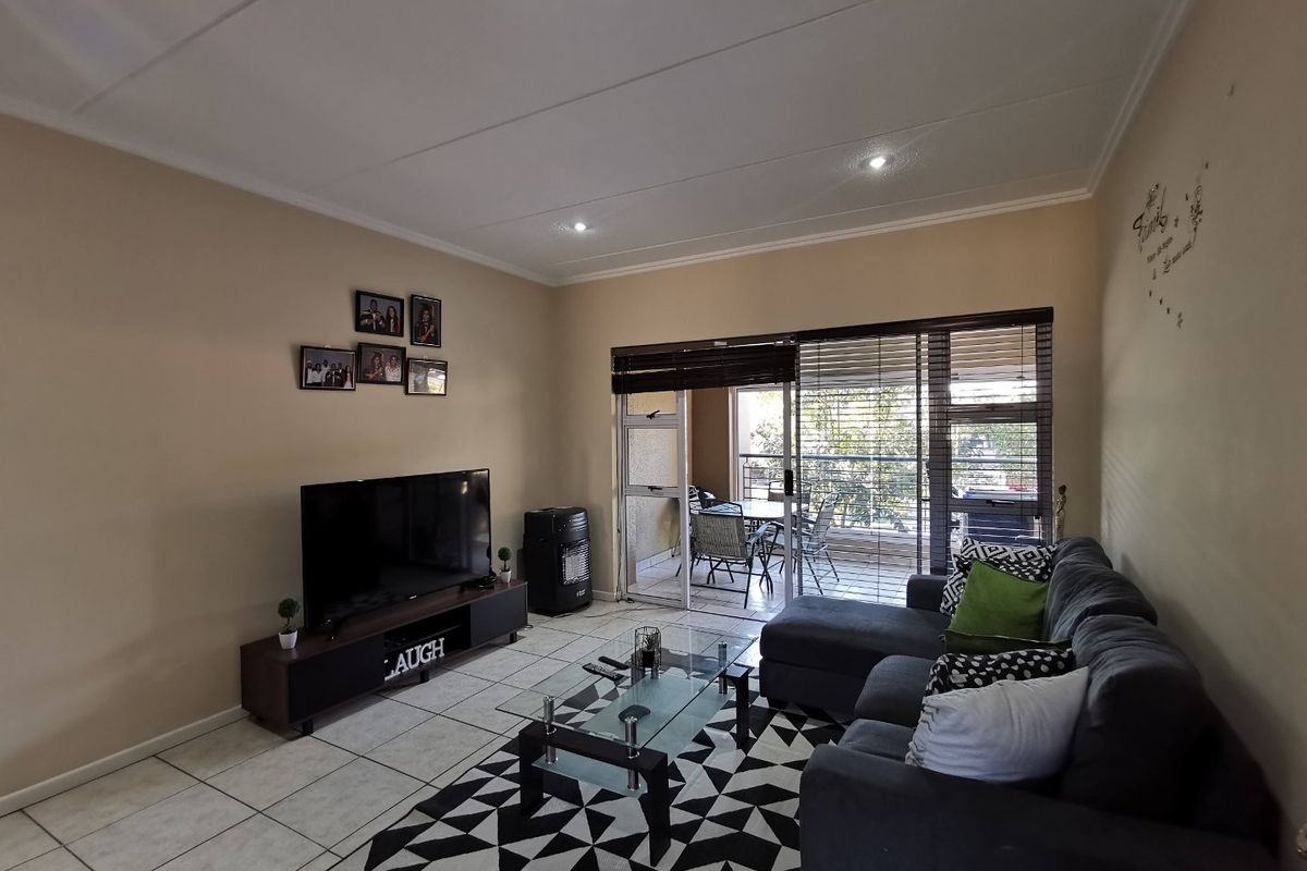 Beautiful first-floor apartment in the sought-after The Corners selling below market value. - Photo 4