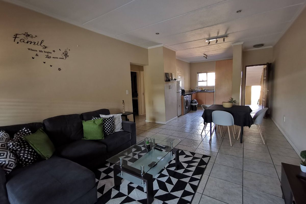 Beautiful first-floor apartment in the sought-after The Corners selling below market value. - Photo 5