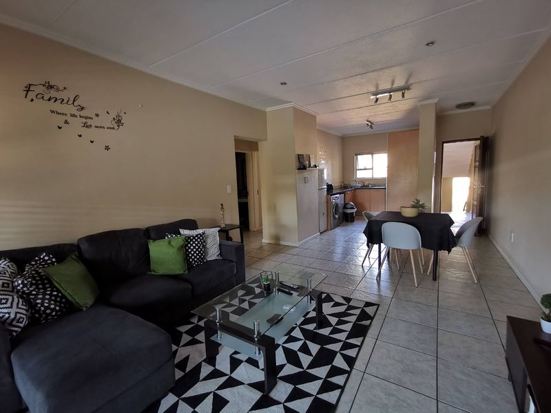 Beautiful first-floor apartment in the sought-after The Corners selling below market value. - Photo 5