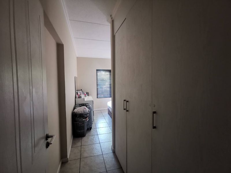 Beautiful first-floor apartment in the sought-after The Corners selling below market value. - Photo 10