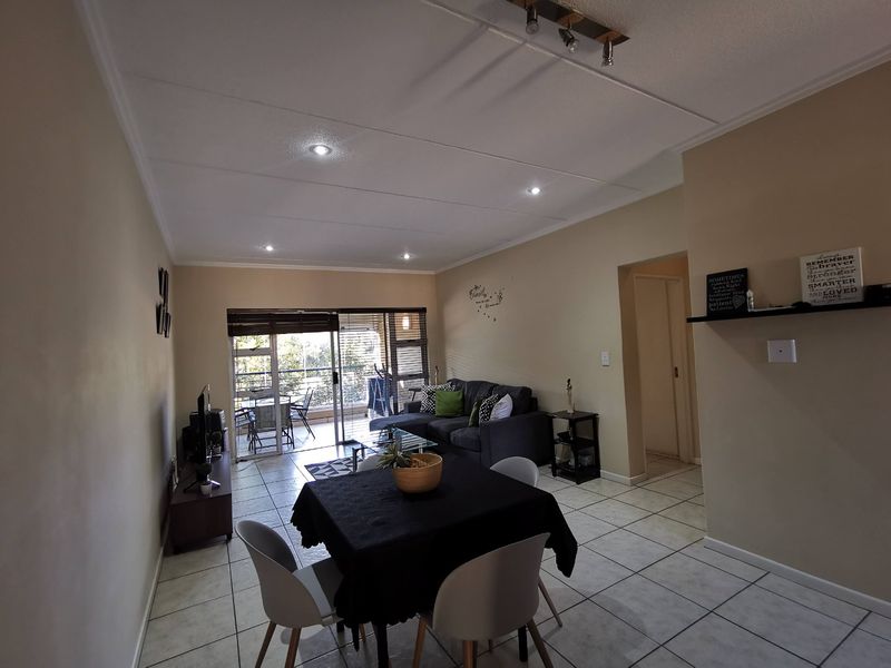 Beautiful first-floor apartment in the sought-after The Corners selling below market value. - Photo 6