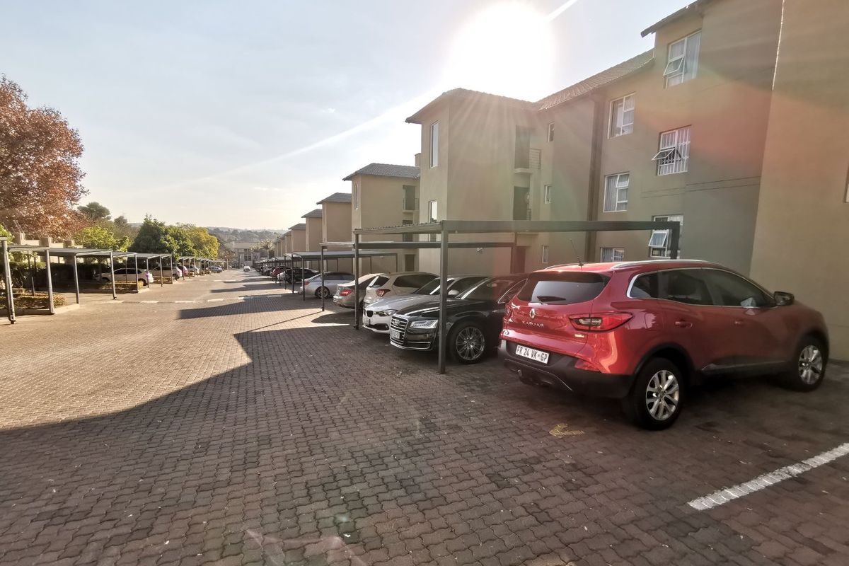 Beautiful first-floor apartment in the sought-after The Corners selling below market value. - Photo 3