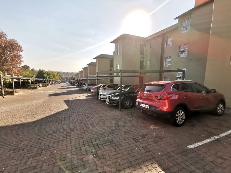 Beautiful first-floor apartment in the sought-after The Corners selling below market value. - Photo 3