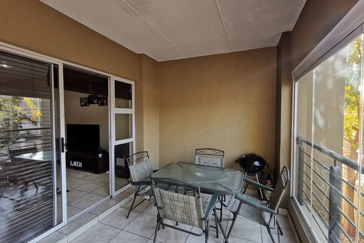 Beautiful first-floor apartment in the sought-after The Corners selling below market value. - Photo 2