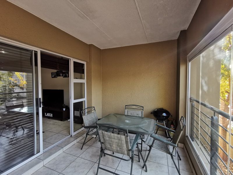 Beautiful first-floor apartment in the sought-after The Corners selling below market value. - Photo 2