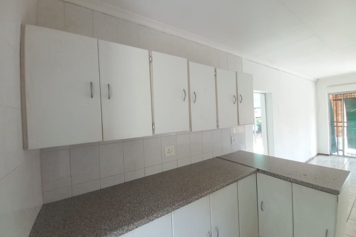 Comfortable 3-Bedroom Townhouse Offering Practical Living and Great Value - Photo 5