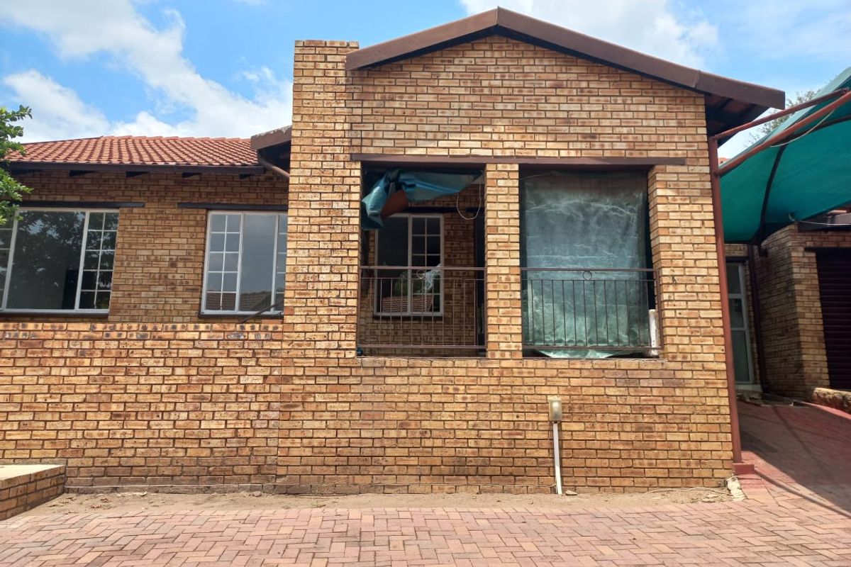 Comfortable 3-Bedroom Townhouse Offering Practical Living and Great Value - Photo 2