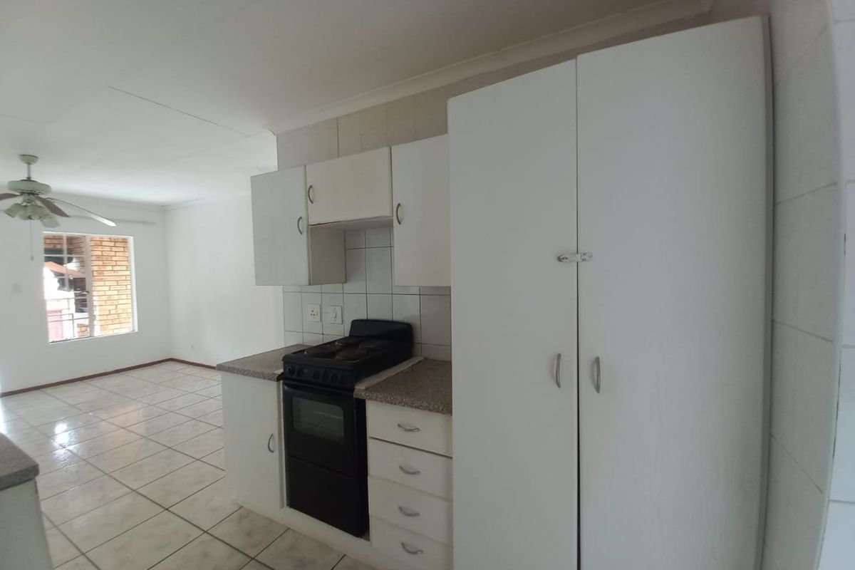 Comfortable 3-Bedroom Townhouse Offering Practical Living and Great Value - Photo 4