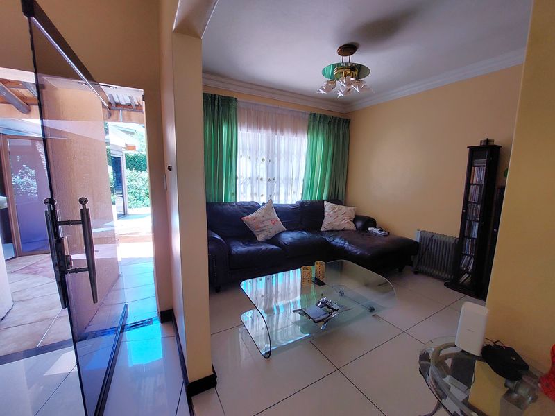 Well located family home in the heart of Waterkloof Ridge Ext 2 - Photo 8