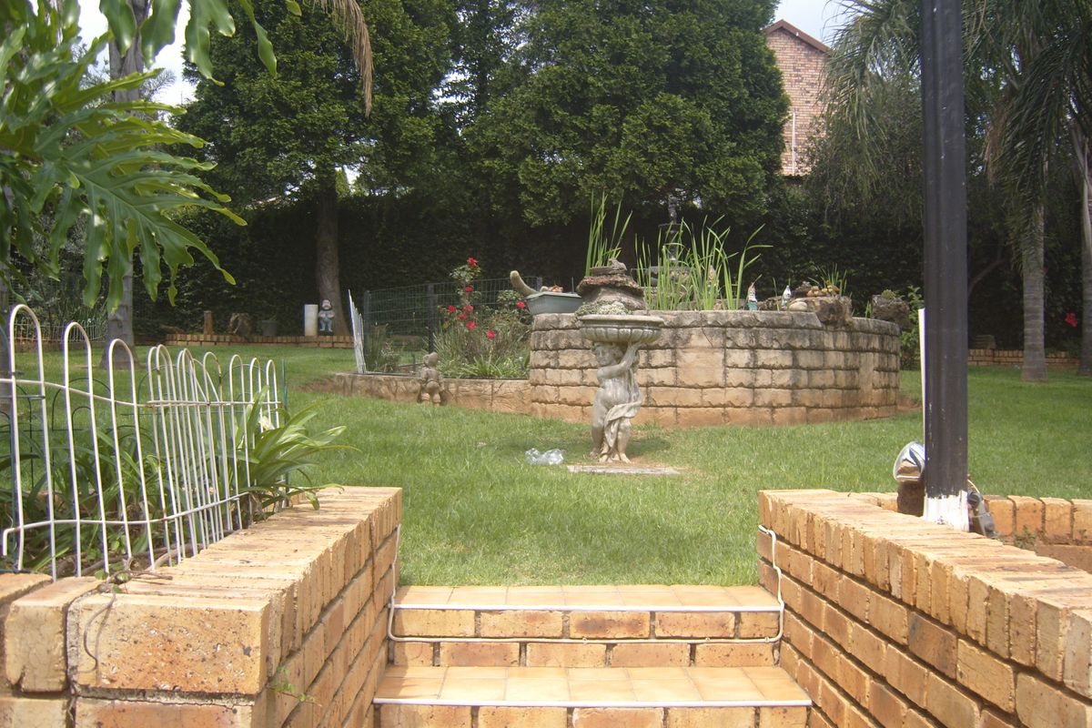 4 bedroom house for sale in Suideroord, Johannesburg – perfect for families or investors! - Photo 4