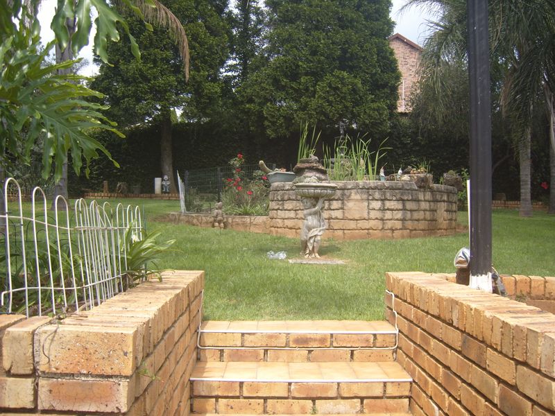 4 bedroom house for sale in Suideroord, Johannesburg – perfect for families or investors! - Photo 4