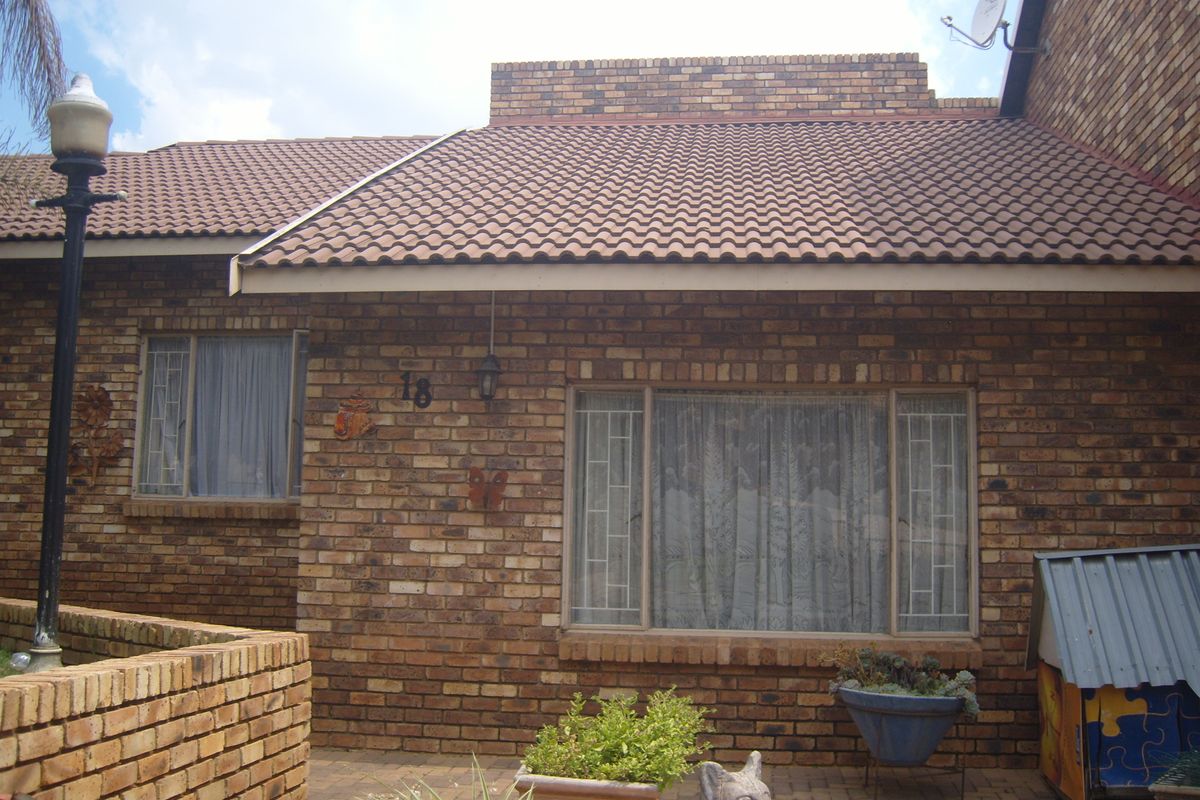 4 bedroom house for sale in Suideroord, Johannesburg – perfect for families or investors! - Photo 5