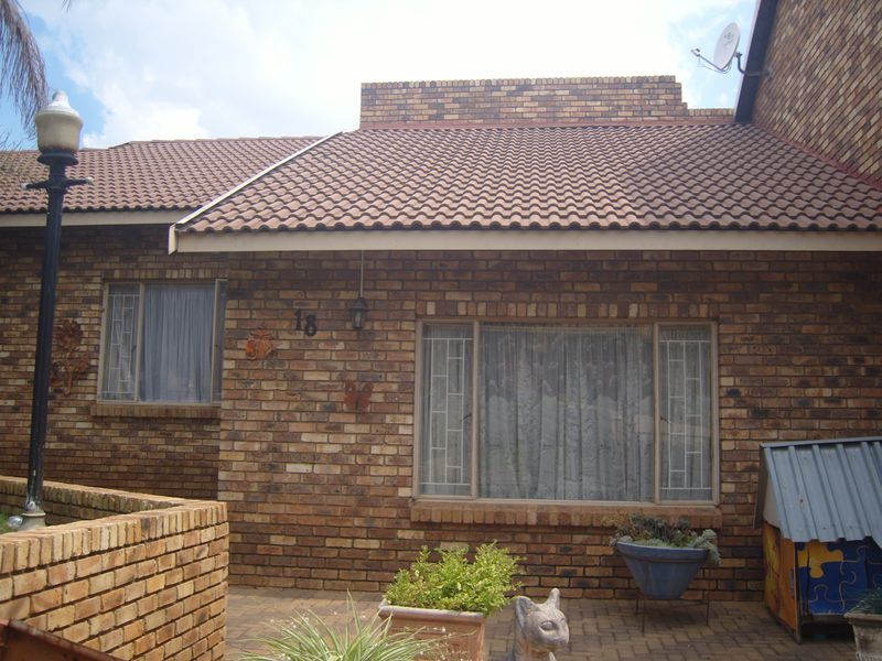 4 bedroom house for sale in Suideroord, Johannesburg – perfect for families or investors! - Photo 5