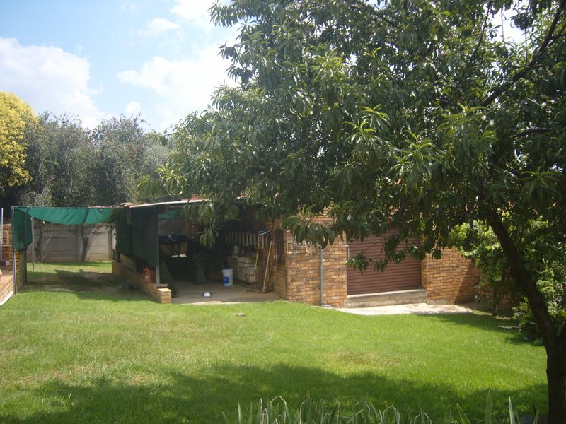 4 bedroom house for sale in Suideroord, Johannesburg – perfect for families or investors! - Photo 10