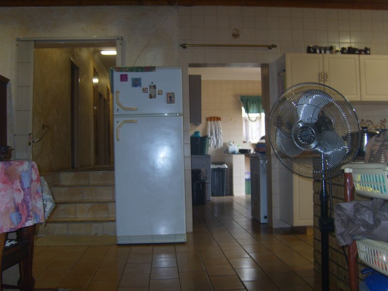4 bedroom house for sale in Suideroord, Johannesburg – perfect for families or investors! - Photo 8