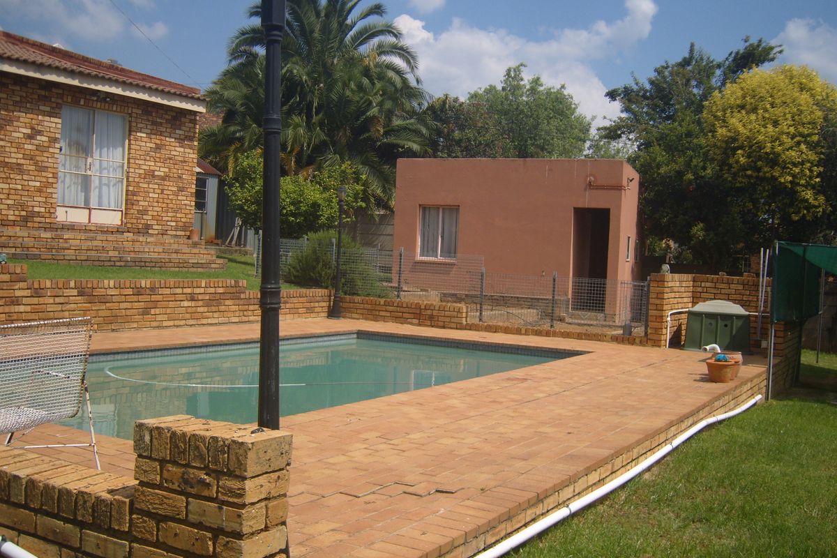 4 bedroom house for sale in Suideroord, Johannesburg – perfect for families or investors! - Photo 3