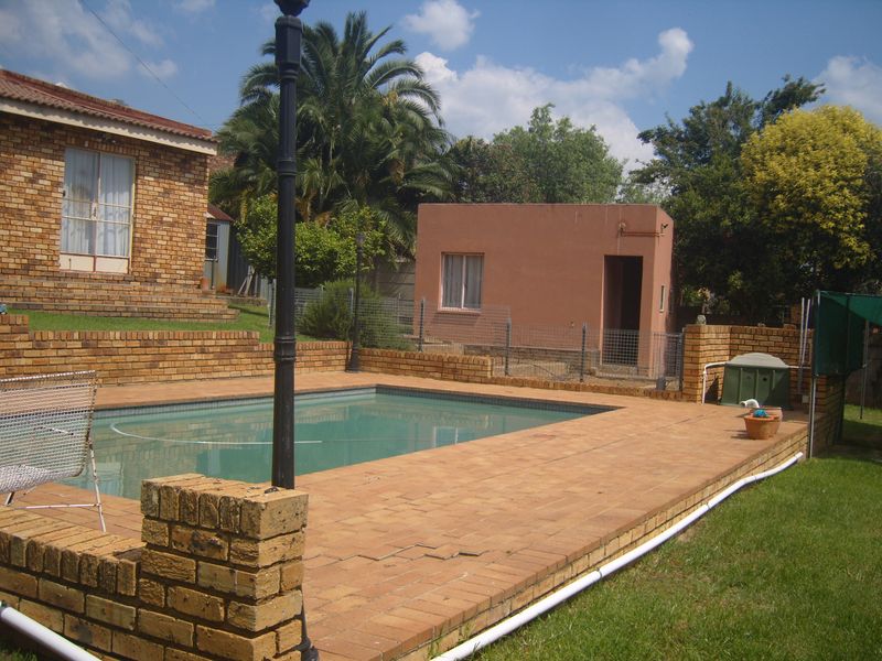 4 bedroom house for sale in Suideroord, Johannesburg – perfect for families or investors! - Photo 3