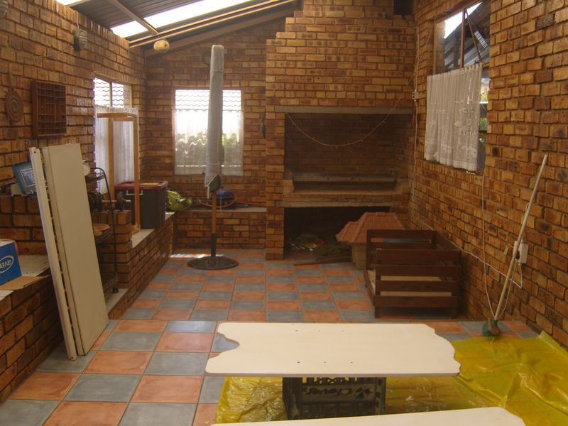 4 bedroom house for sale in Suideroord, Johannesburg – perfect for families or investors! - Photo 9