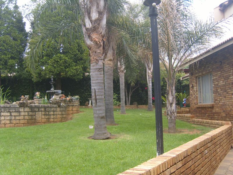 4 bedroom house for sale in Suideroord, Johannesburg – perfect for families or investors! - Photo 6