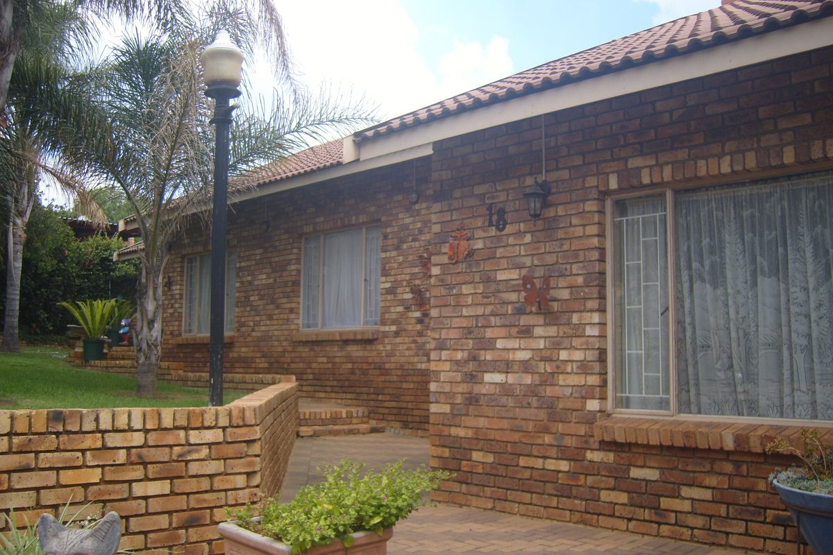 4 bedroom house for sale in Suideroord, Johannesburg – perfect for families or investors! - Photo 2