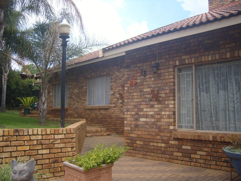 4 bedroom house for sale in Suideroord, Johannesburg – perfect for families or investors! - Photo 2