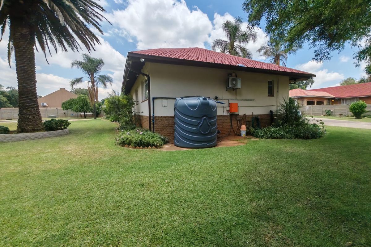 4 Bedroom house for sale in Vaalpark - Photo 3