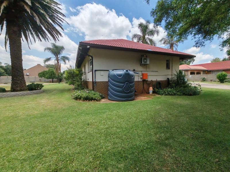 4 Bedroom house for sale in Vaalpark - Photo 3